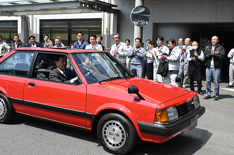 レストアされた赤いファミリアXGをマツダ代表取締役会長 小飼雅道氏と同代表取締役 丸本明氏がドライブ