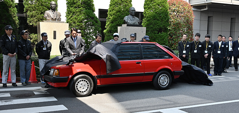 レストアしたファミリアを広島本社でアンベール