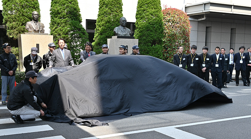 レストアしたファミリアを広島本社でアンベール