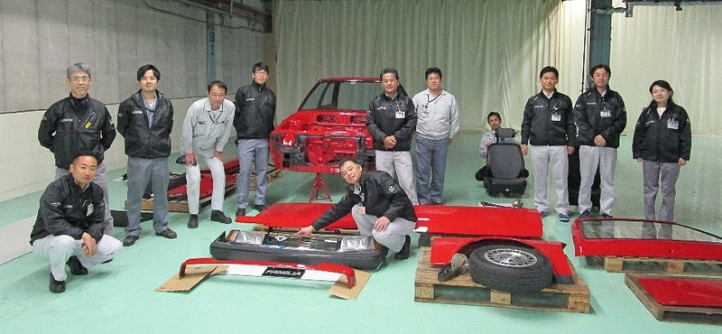 2018年11月に組み付け前の板金塗装を終えたボディの展示、エンジン組立作業などを社内向けに発表