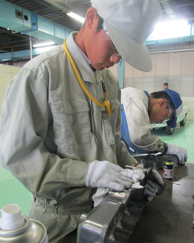 ファミリアのレストアプロジェクトには社内から16名のメンバーが参加。新たな部品製作や代替部品のアドバイスなどで取引先約60社も協力。また、広島市近郊の工業科を持つ高校や工業専門学校の生徒もレストア作業体験に参加したという