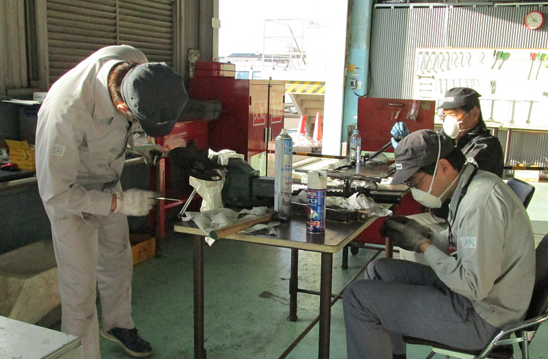 ファミリアのレストアプロジェクトには社内から16名のメンバーが参加。新たな部品製作や代替部品のアドバイスなどで取引先約60社も協力。また、広島市近郊の工業科を持つ高校や工業専門学校の生徒もレストア作業体験に参加したという