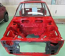 修復され再塗装されたボディ