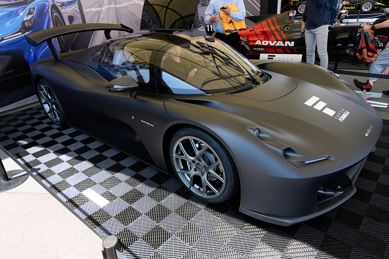 ダラーラ開発の市販車「ストラダーレ」。決勝日に走行する