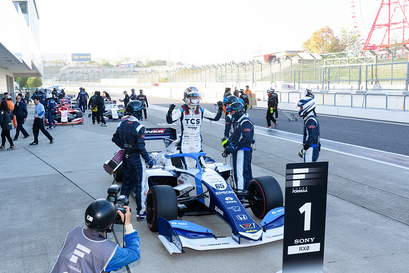 デビュー戦のポールポジションを喜ぶ牧野任祐選手（65号車 TCS NAKAJIMA RACING SF19）