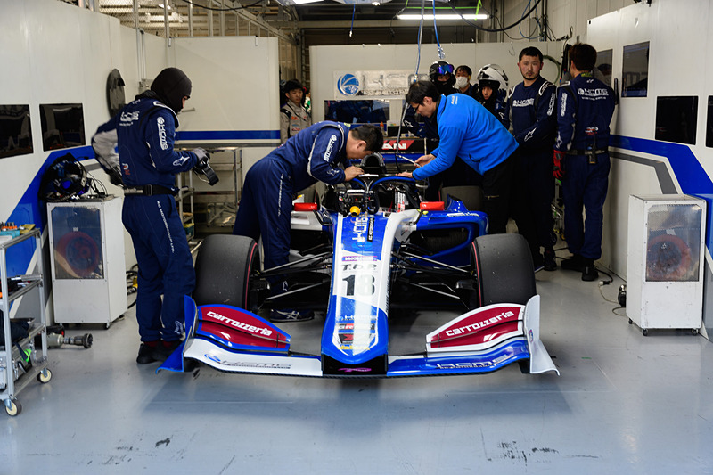 「carrozzeria」ロゴはフロントウィングにも入っている