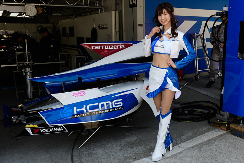 carrozzeria Team KCMGの18号車には、「carrozzeria」ロゴが入る。カロッツェリアユーザーはその戦いに注目していただきたい。レースクイーンは生田ちむさん