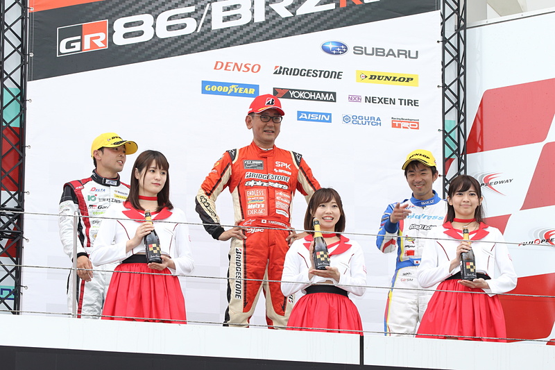 表彰台のてっぺんに立つ橋本洋平選手