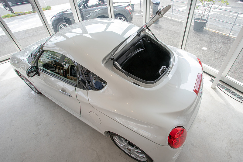 細部の仕上げは試作レベルだが、市販車に近い仕様とのこと。トランクの中も見ることができた