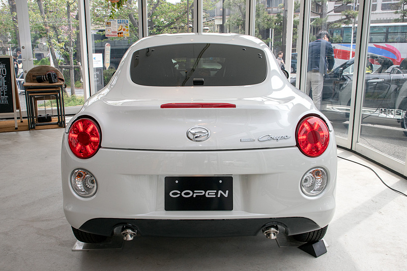 ルーフからリアハッチまでは一体成型のカーボン製。インフュージョン成型という技術で製作されている