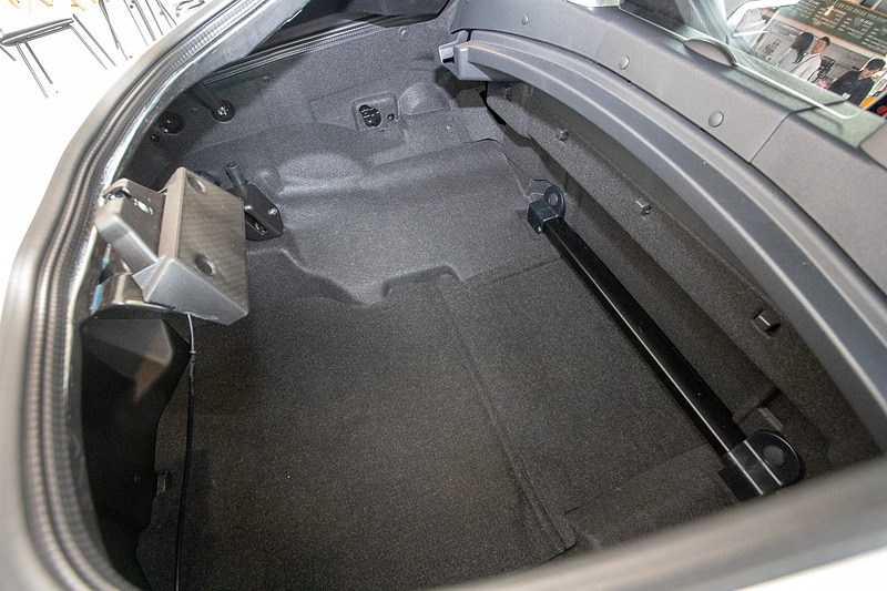 「スタイル重視でデザインした」ということで、リアハッチ開口部は大きくはない。しかし、短期旅行用のスーツケースは入る間口で内部は十分広いので、2名分のスーツケースを載せて旅行に行くのは余裕でこなしてくれる