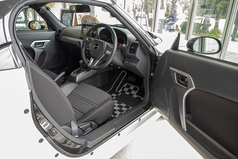 MOMO製ステアリングを標準装備。そのほか、インテリアにオープンモデルのコペンとの違いはない