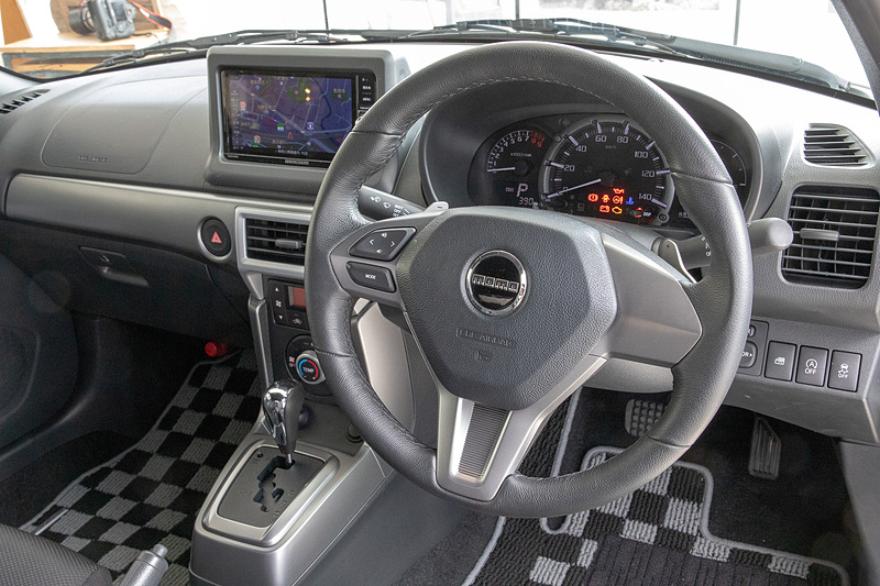 MOMO製ステアリングを標準装備。そのほか、インテリアにオープンモデルのコペンとの違いはない