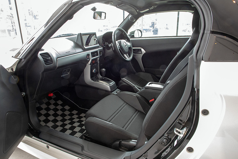 トランスミッションはCVTのほかMTも用意された。展示車はCVT。フロントウィンドウは曇りにくい性能を持った新開発のフロントガラス「eXeview（エグゼビュー）」を採用する