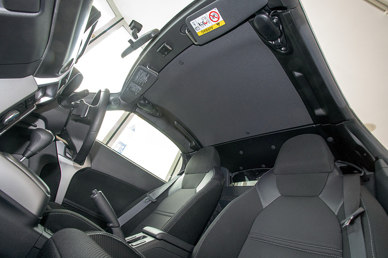 天井にはキャッチが残っていた。ハッチが小さいので後方視界はそれなりという感じ