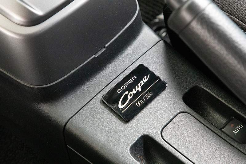 車名とシリアルナンバー入りのプレートが装着されるという