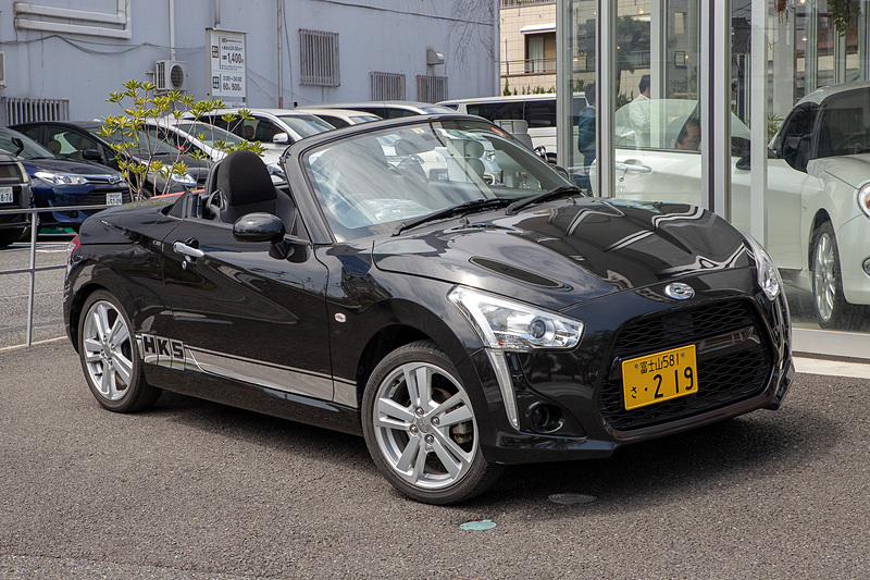 屋外にはHKSのコペン ローブが展示してあった。このクルマについているサスペンションキットとマフラーは、コペン クーペにオプションとして設定されている