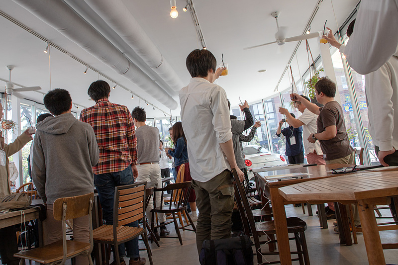 開会のあいさつのあとに乾杯（アルコールはなし）。それから自己紹介タイムとなった