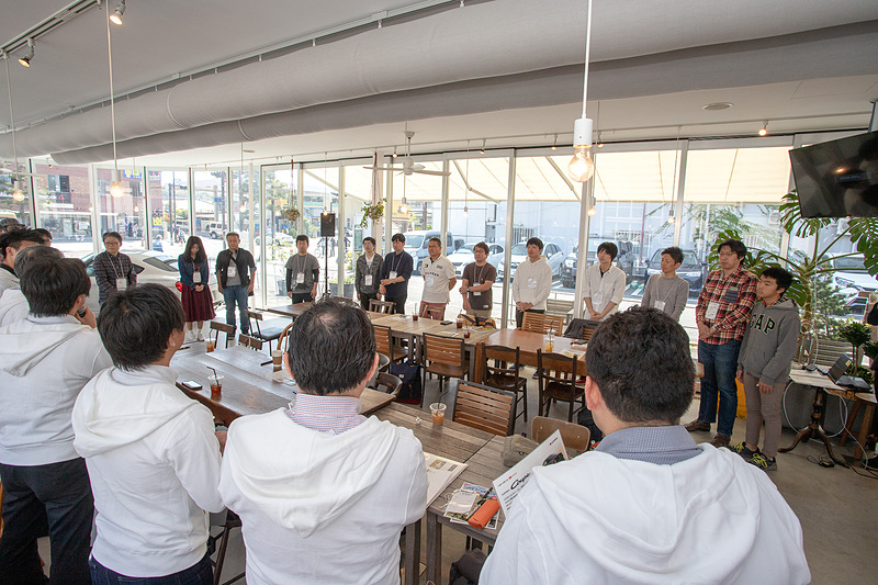 開会のあいさつのあとに乾杯（アルコールはなし）。それから自己紹介タイムとなった