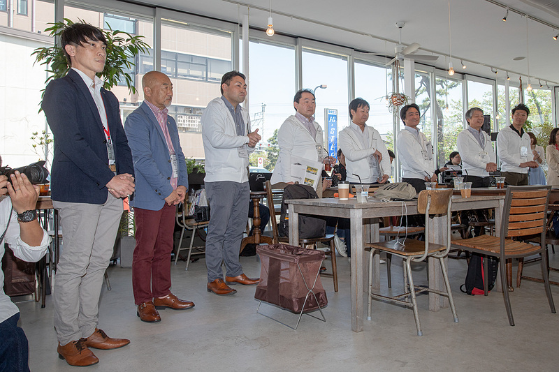 開会のあいさつのあとに乾杯（アルコールはなし）。それから自己紹介タイムとなった