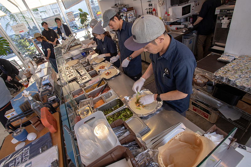 コペン ローカルベース鎌倉のストアマネージャー 佐藤亨氏があいさつ。用意されたカリフォルニアをイメージしたオリジナルの料理について解説した