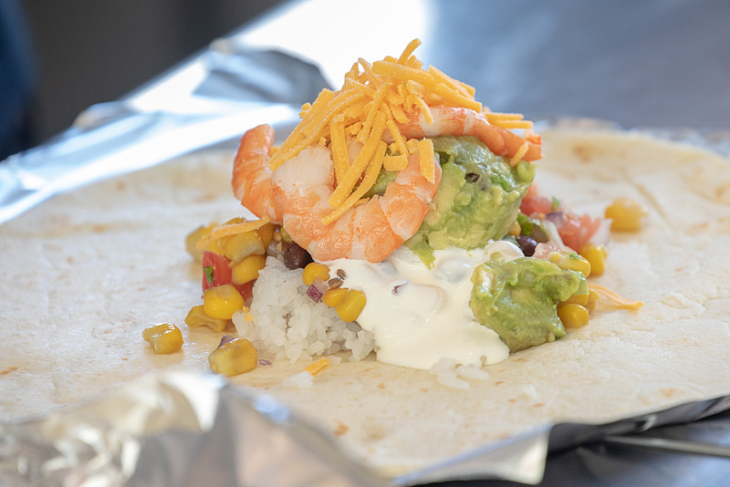 コペン ローカルベース鎌倉のストアマネージャー 佐藤亨氏があいさつ。用意されたカリフォルニアをイメージしたオリジナルの料理について解説した