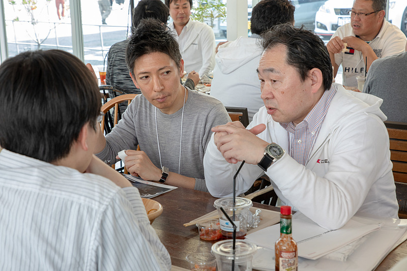 食事のときは開発陣も参加者のテーブルに座ってコペンの話をしながら一緒に食事。こんな機会は滅多にあるものではないので、どのテーブルも話が弾んでいた