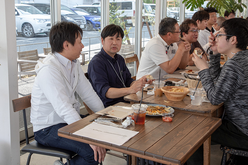 食事のときは開発陣も参加者のテーブルに座ってコペンの話をしながら一緒に食事。こんな機会は滅多にあるものではないので、どのテーブルも話が弾んでいた