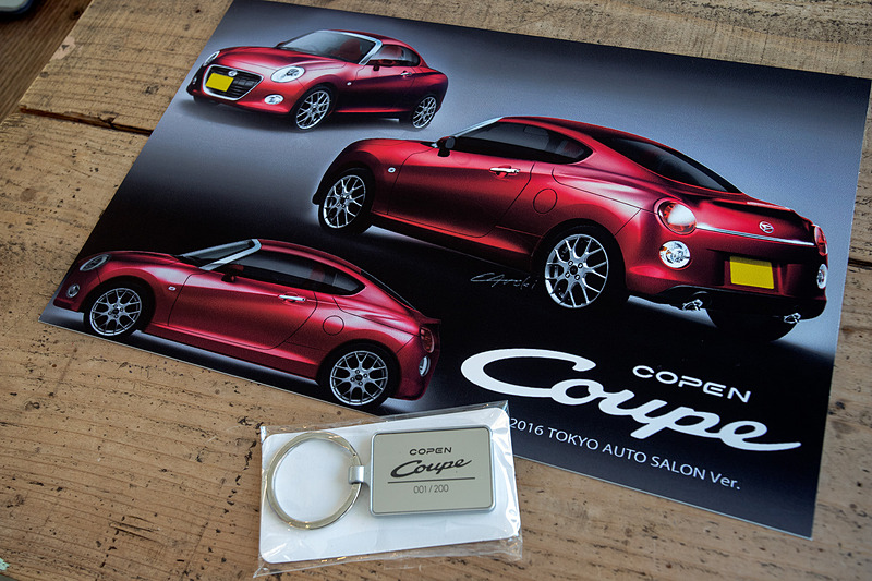 これがお土産に渡されたデザインボードとシリアルナンバープレートキーホルダー。大好評だった