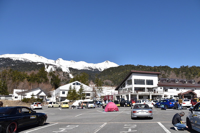 ゴール地点のロープウェイ駐車場で参加車両の準備などが行なわれた