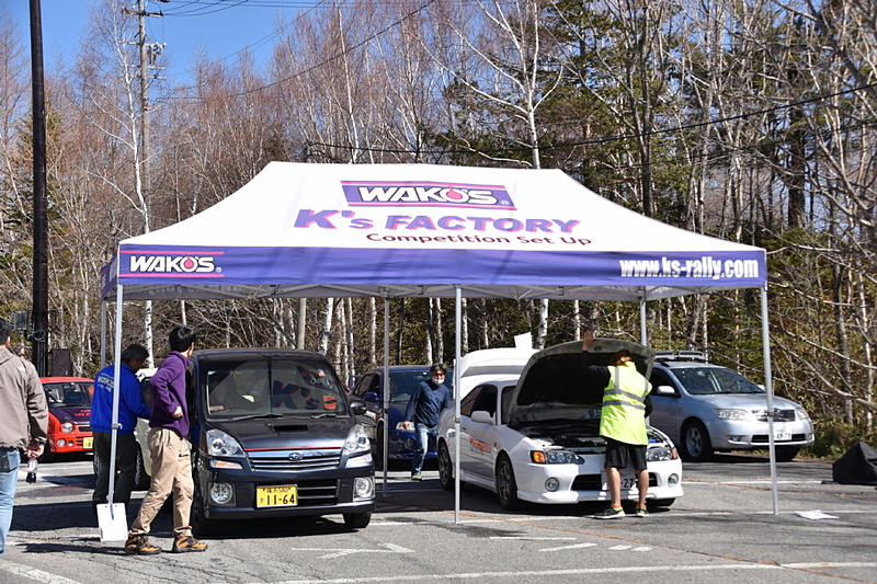 ゴール地点のロープウェイ駐車場で参加車両の準備などが行なわれた