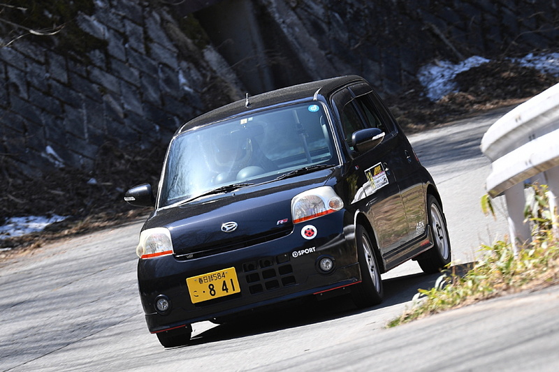 ノービスKクラスは11台中9台がダイハツ エッセというエッセの激戦区。これを制したのは小木田大樹選手（ゼッケン18 くるま相談室ぺんぎんエッセBRIG/7分5秒8）