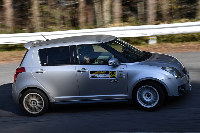 三戸英嗣選手（ゼッケン34 杉浦モータースBRIGスイフトスポーツ/6分10秒2）はノービスAクラス（排気量1500cc以下）で優勝