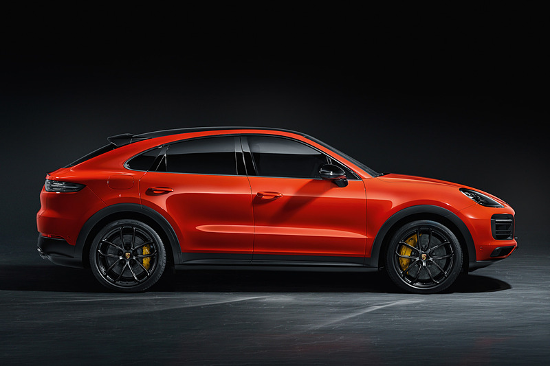 カイエンクーペは最高出力250kW（340PS）、最大トルク450Nmを発生する6気筒 3.0リッターターボエンジンを搭載。カイエンターボクーペは最高出力404kW（550PS）、最大トルク770Nmを発生するV型8気筒 4.0リッターツインターボエンジンを搭載する