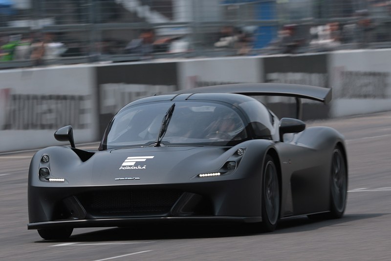 ダラーラ初の市販車「ストラダーレ」が鈴鹿サーキットを走行