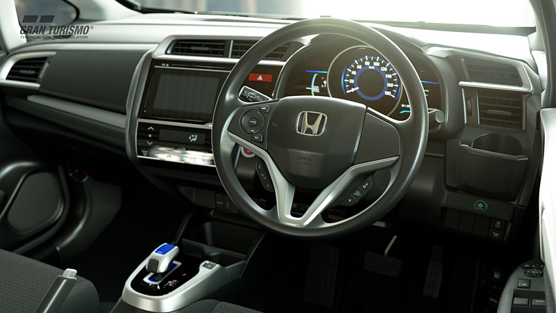 ホンダ フィット Hybrid '14(N100)の車内