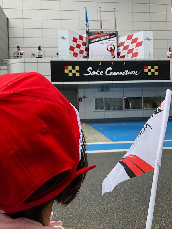 夫の今季初優勝を見守る、4歳になった娘。「娘がハッキリと記憶に残せる年齢になるまでは、レースを続けたい」というのが夫の口癖ですが、今回はどうでしょうね。覚えててくれるといいなぁ