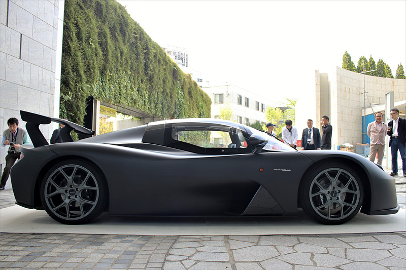 ダラーラ ストラダーレのエクステリア。OZレーシングのホイールにピレリ「P ZERO」（フロント205/40ZR18、リア255/30ZR19）を組み合わせる