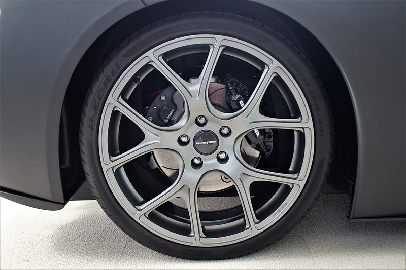 ダラーラ ストラダーレのエクステリア。OZレーシングのホイールにピレリ「P ZERO」（フロント205/40ZR18、リア255/30ZR19）を組み合わせる