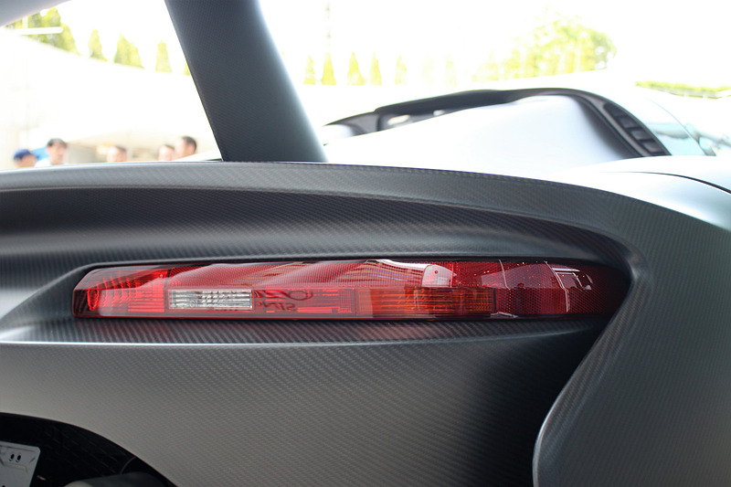 ダラーラ ストラダーレのエクステリア。OZレーシングのホイールにピレリ「P ZERO」（フロント205/40ZR18、リア255/30ZR19）を組み合わせる