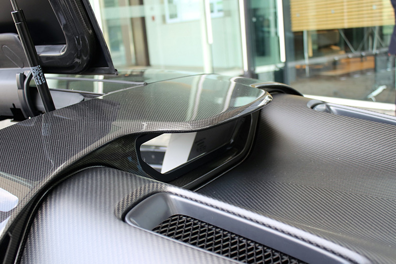 ダラーラ ストラダーレのエクステリア。OZレーシングのホイールにピレリ「P ZERO」（フロント205/40ZR18、リア255/30ZR19）を組み合わせる