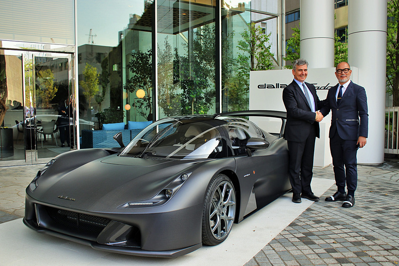 ダラーラ「ストラダーレ」の発表会に出席した株式会社アトランティックカーズ代表取締役CEOの野澤隆之氏（右）、ダラーラCEOのアンドレア・ポントレモリ氏（左）