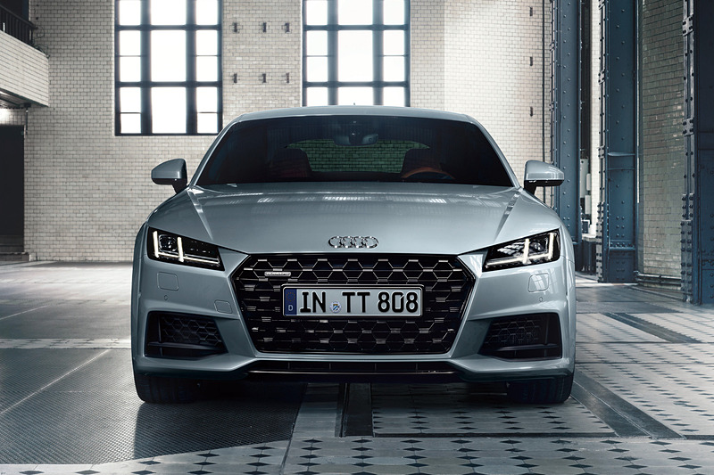 初代TTを彷彿とさせる丸みを帯びたデザインが最新デザインと融合