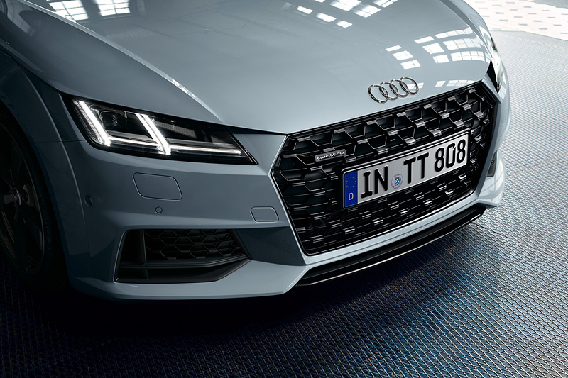 初代TTを彷彿とさせる丸みを帯びたデザインが最新デザインと融合