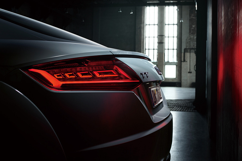 初代TTを彷彿とさせる丸みを帯びたデザインが最新デザインと融合