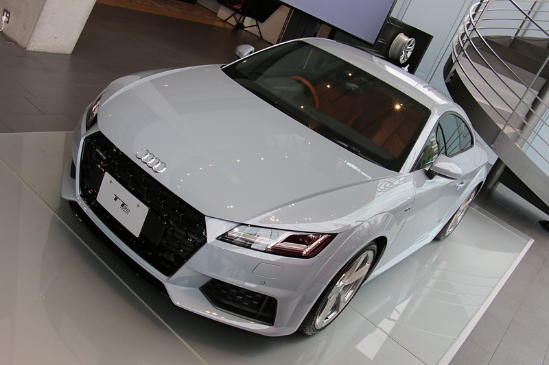 ボディカラーは限定車専用の「アローグレー パールエフェクト」。ボディサイズは4190mm×1830mm×1370mm（全長×全幅×全高）