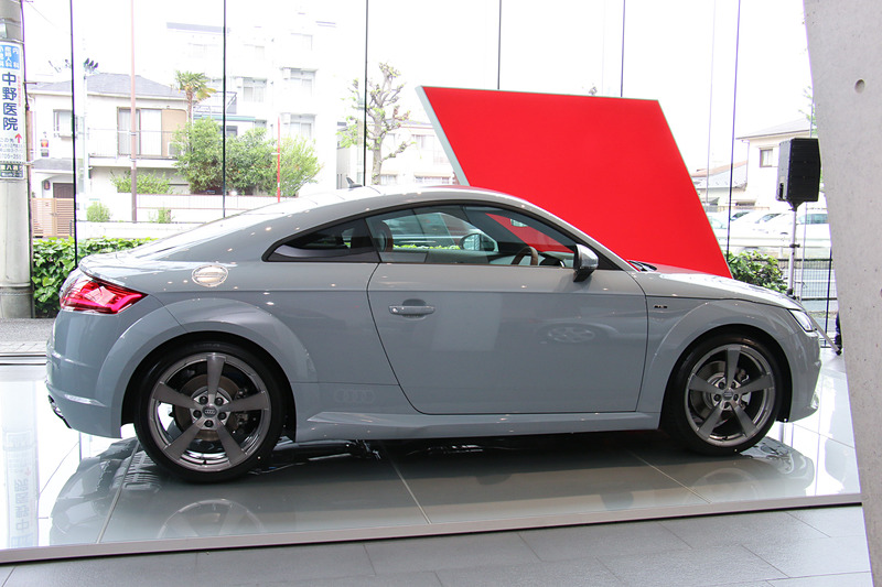 ボディカラーは限定車専用の「アローグレー パールエフェクト」。ボディサイズは4190mm×1830mm×1370mm（全長×全幅×全高）