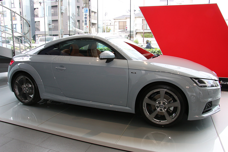 ボディカラーは限定車専用の「アローグレー パールエフェクト」。ボディサイズは4190mm×1830mm×1370mm（全長×全幅×全高）