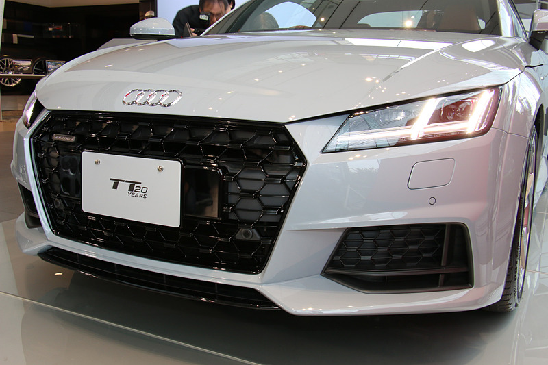 フロントマスクでは3Dハニカムメッシュのラジエターグリルがハイグロスブラックに塗装されており、「マトリクスLEDヘッドライト」を標準装着