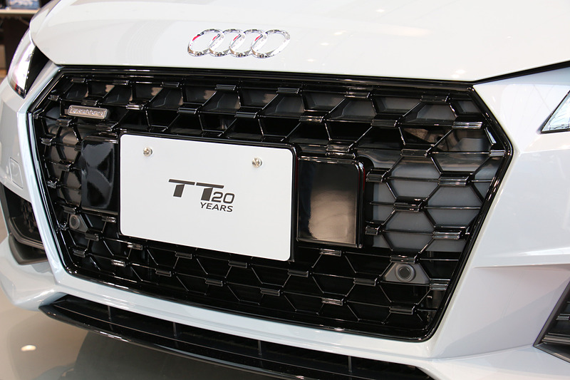 フロントマスクでは3Dハニカムメッシュのラジエターグリルがハイグロスブラックに塗装されており、「マトリクスLEDヘッドライト」を標準装着